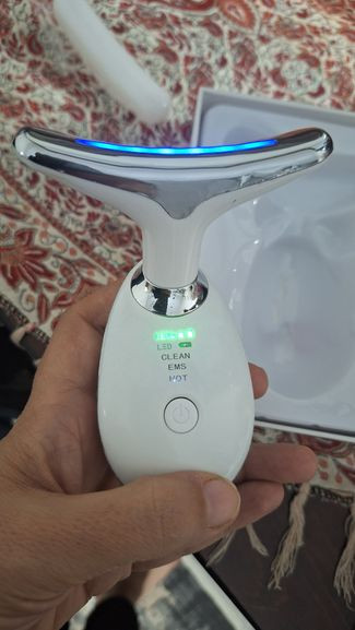 پک هدیه مراقبت و زیبایی شامل کمربند قاعدگی و میکرودرم خانگی و اتو صورت اولتراسونیک